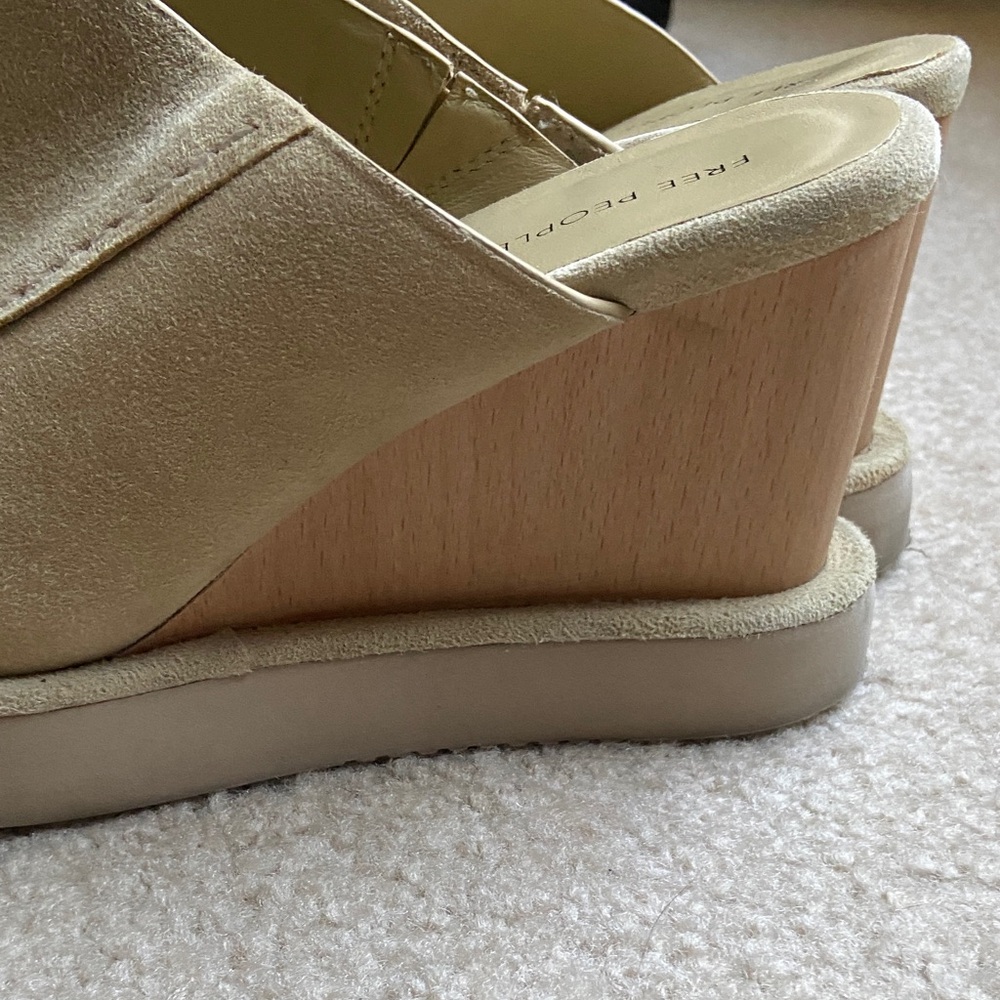 Free People Running in Wedges in Cafe
or Beige with Wood Heel, Size 7.5 - Picture 3 of 6
